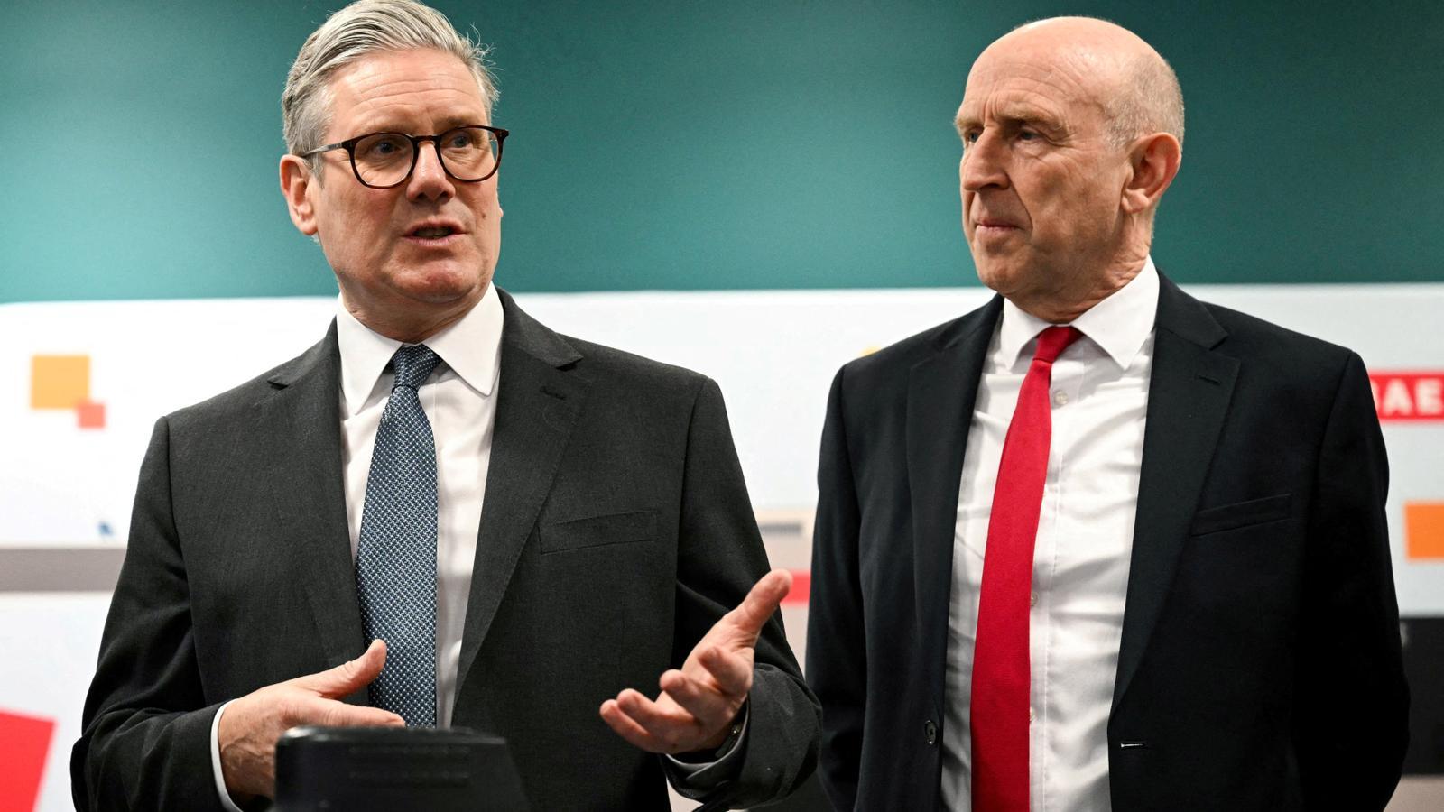The Prime Minister, Keir Starmer, and the Defence Secretary until this Thursday John Healey, in a file image from March 2025.