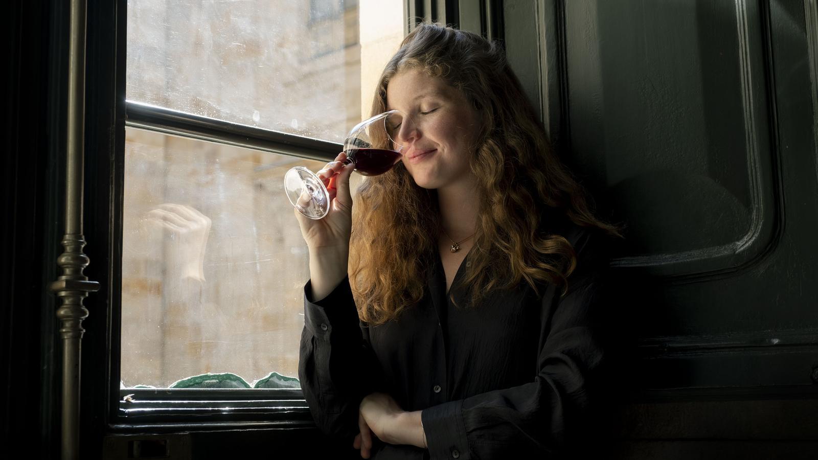 The maker Lola Palacis, at the Llotja of Barcelona, during the 2025 wine tasting that Vila Viniteca organized last Monday at the Llotja of Barcelona
