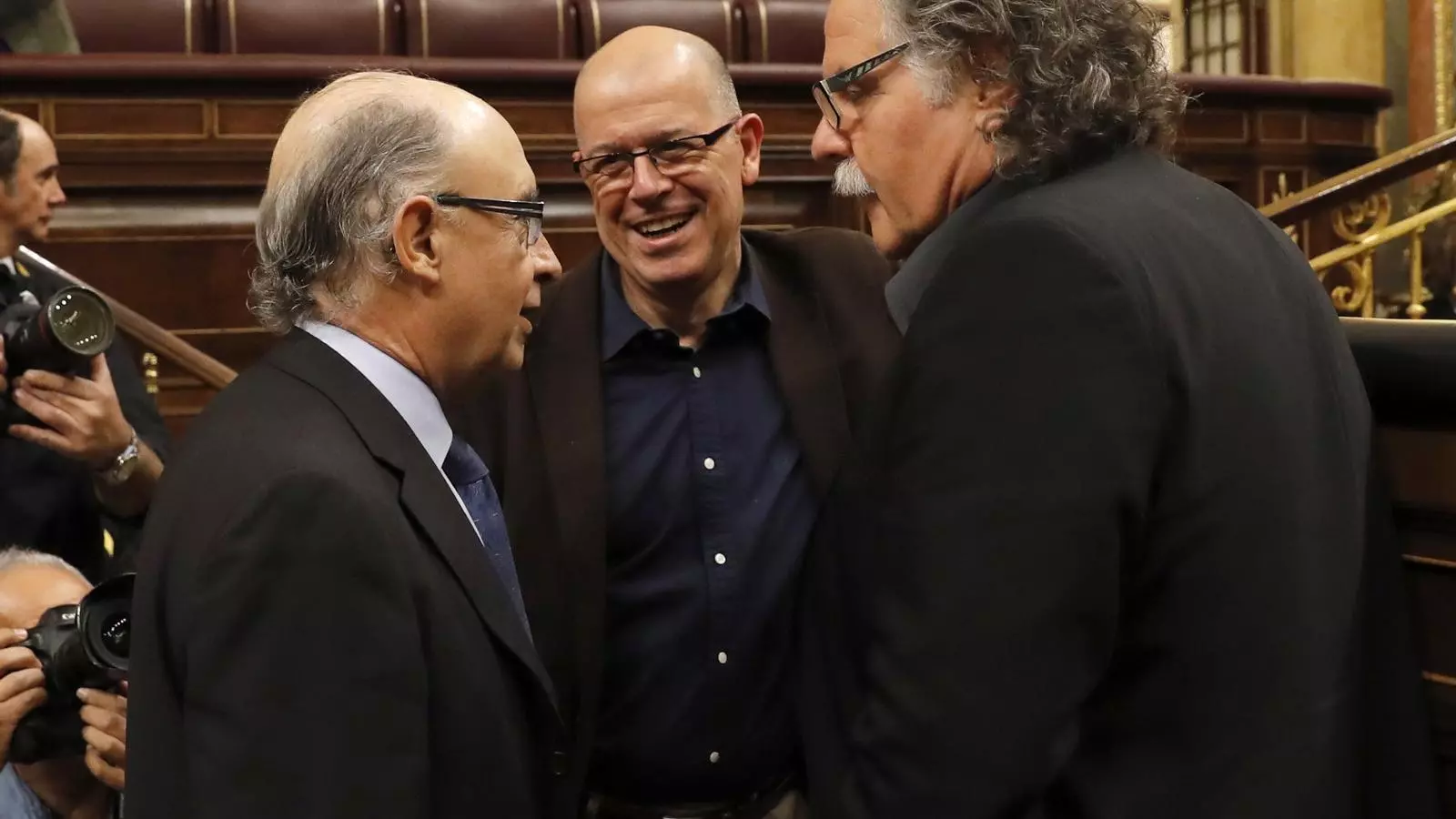 El ministre d'Hisenda, Cristóbal Montoro, a la sessió de control del Congrés d'aquest dimecres amb el diputat d'ERC, Joan Tardà, i el diputat socialista, José Zaragoza.