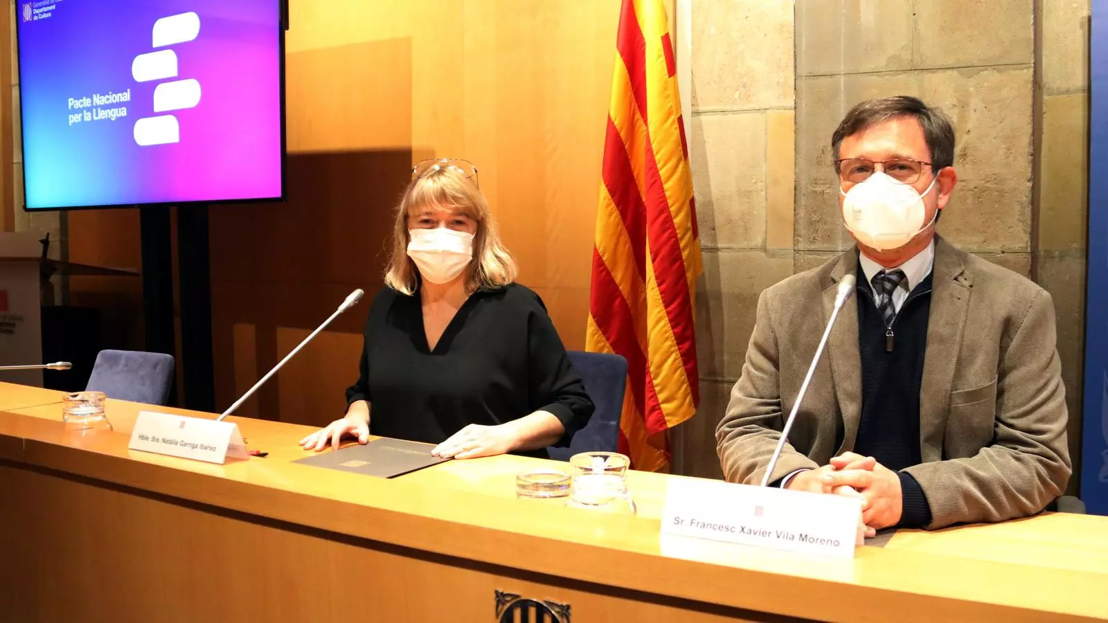 La consellera de Cultura, Natàlia Garriga, i el secretari de Política Lingüística, Francesc Xavier Vila, a l'inici de la roda de premsa de presentació del Pacte Nacional per la Llengua.