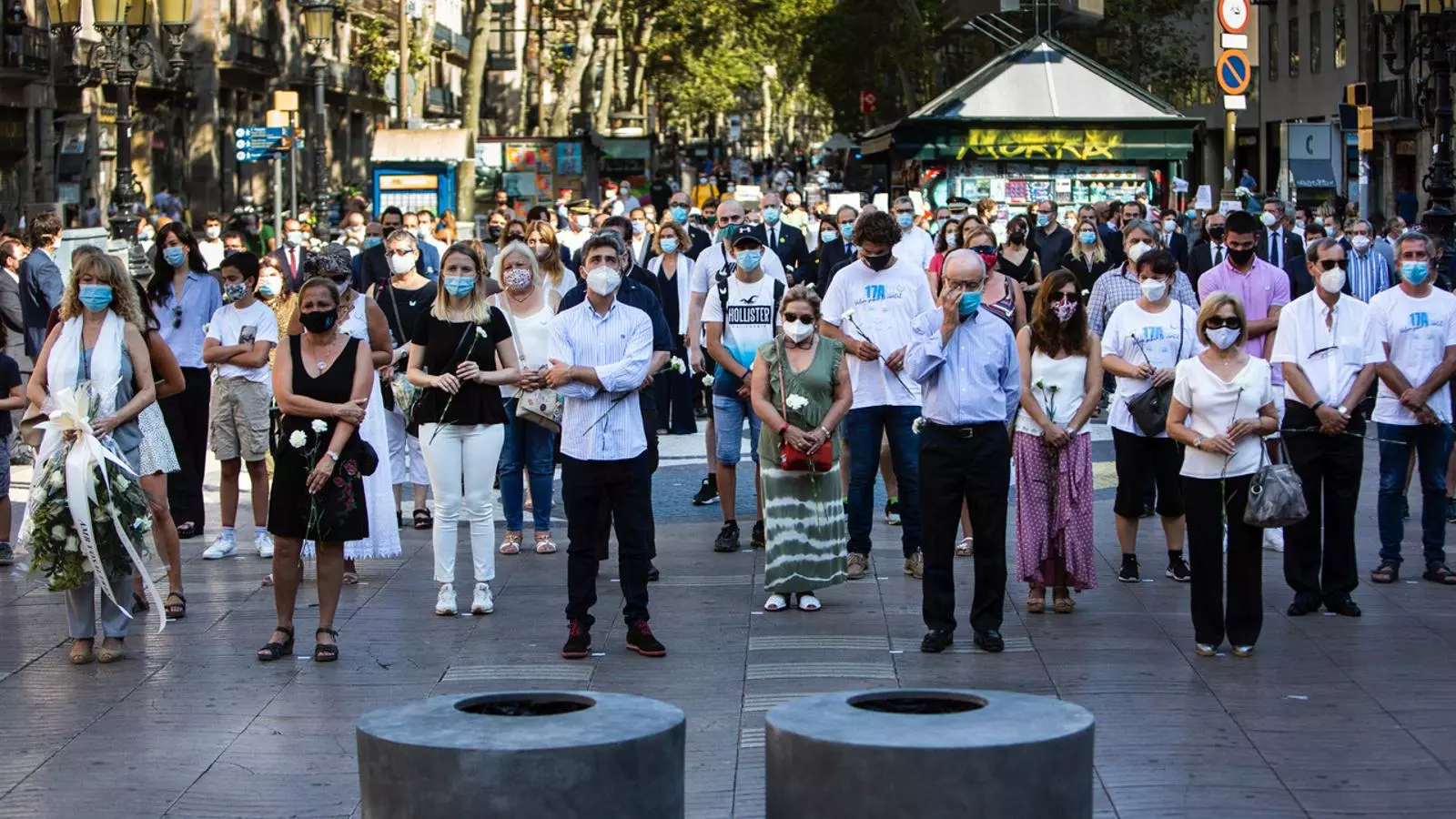 Minut de silenci i ofrena floral amb mascareta per homenatjar les víctimes del 17-A