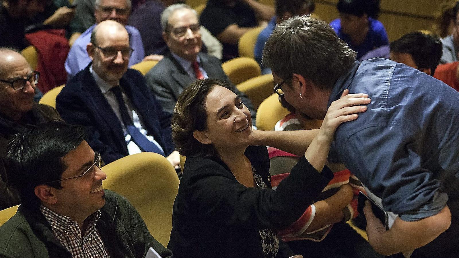 Xavier Domènech saludant Ada Colau en un acte a l’Ateneu Barcelonès.