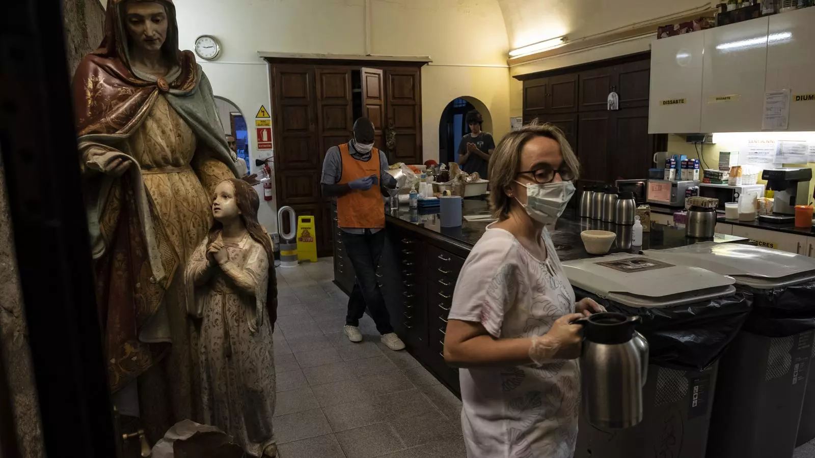 A l'interior de Santa Anna utlimen els preparatius per repartir cafès i esmorzars