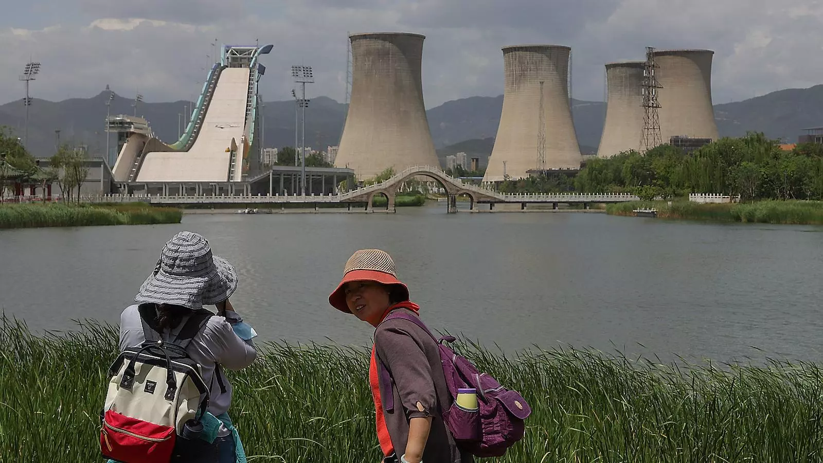 Al fondo, parte de una central energética situada en las afueras de Pekín.