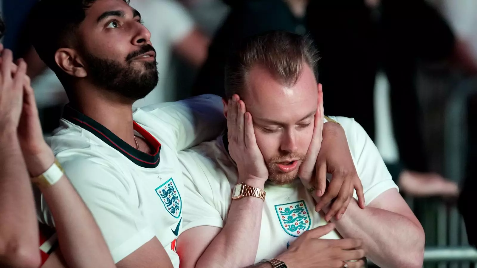 Dos aficionats d'Anglaterra patint durant la final de l'Eurocopa.