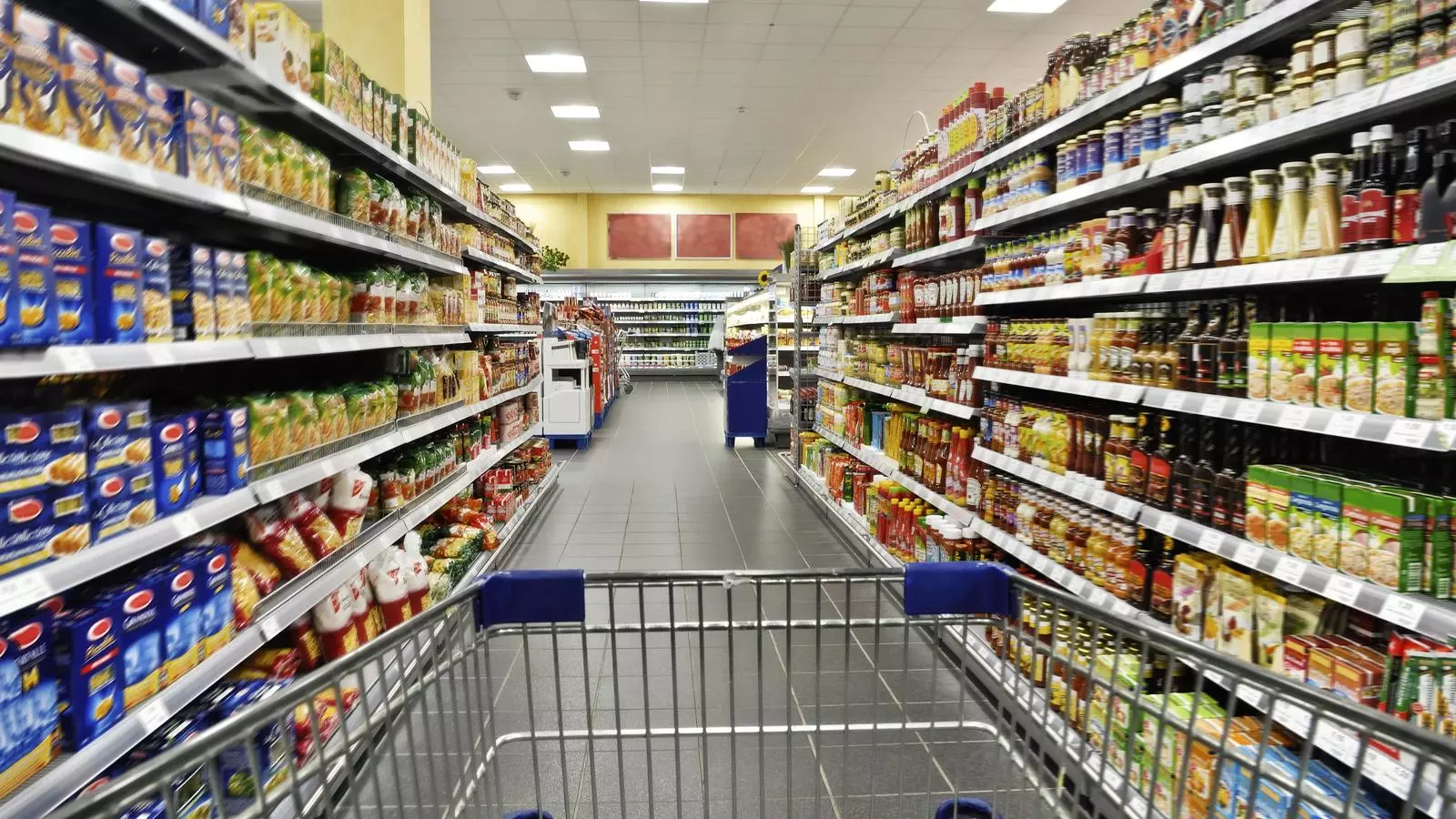 Un passadís de supermercat ple de productes