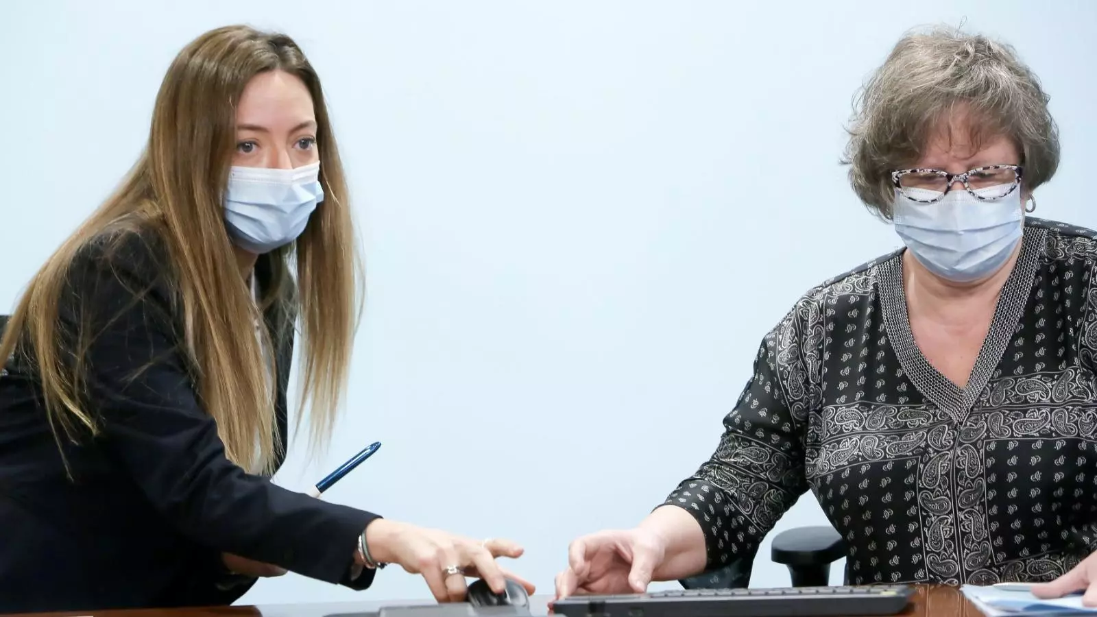 La secretària d'Estat de Salut, Helena Mas, i la cap de l'àrea de Prevenció, Promoció i Vigilància de la Salut, Rosa Vidal.