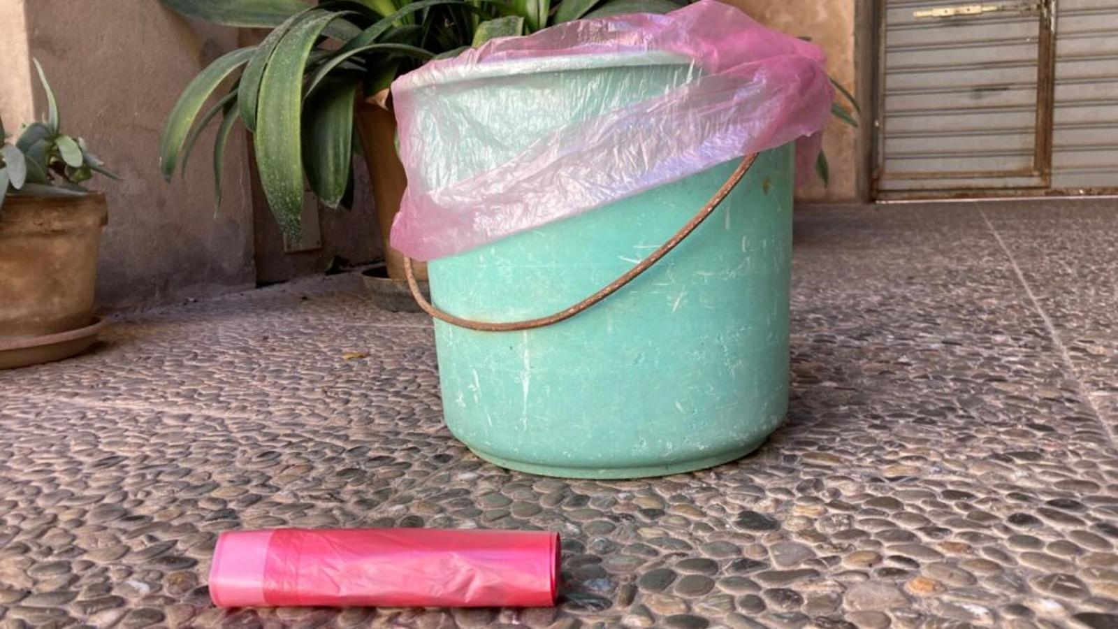 La bossa de fems vermella que ha imposat l'Ajuntament de Lloret.