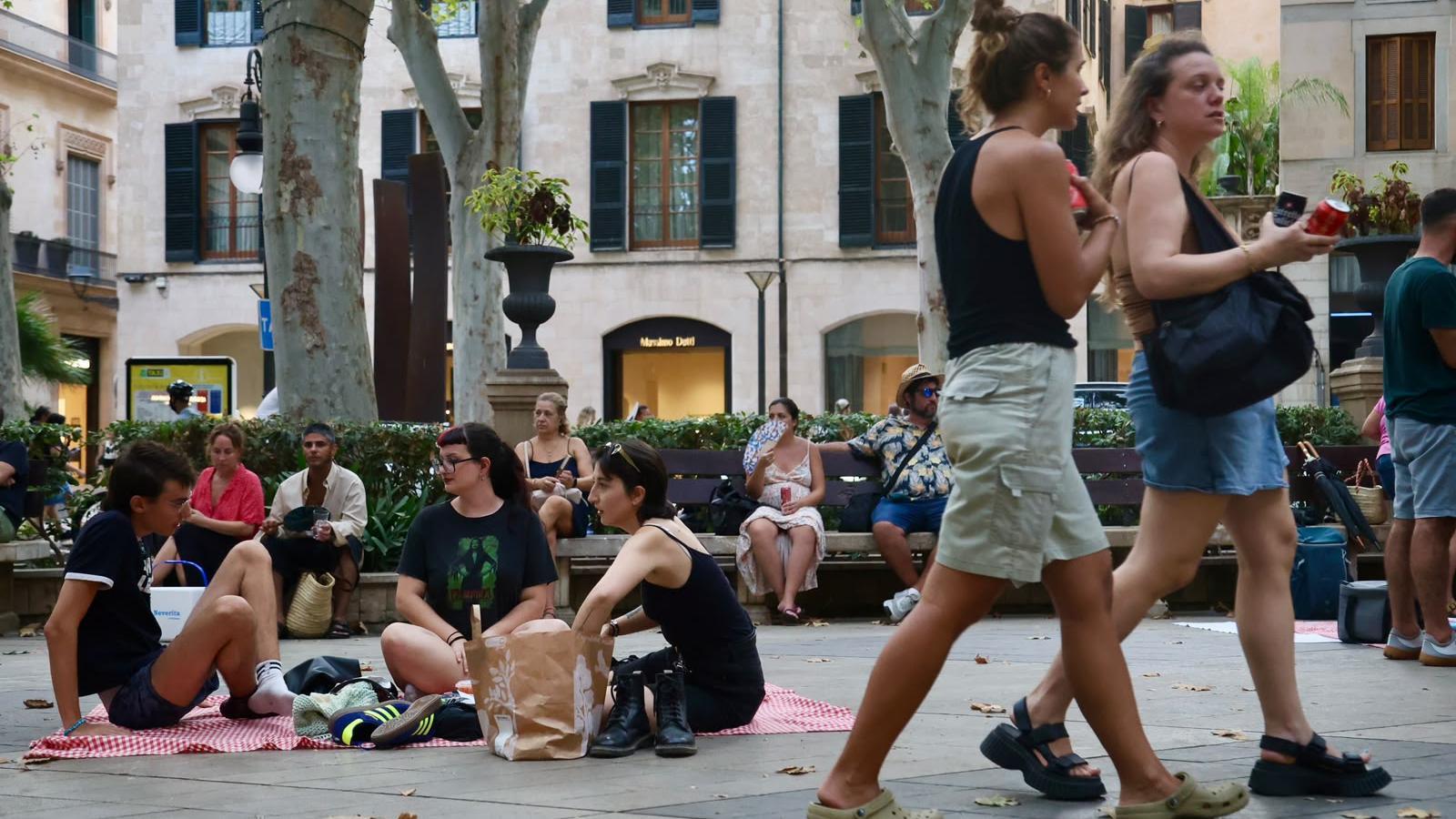 Personas en el Born, disfrutando de una cena al fresco.