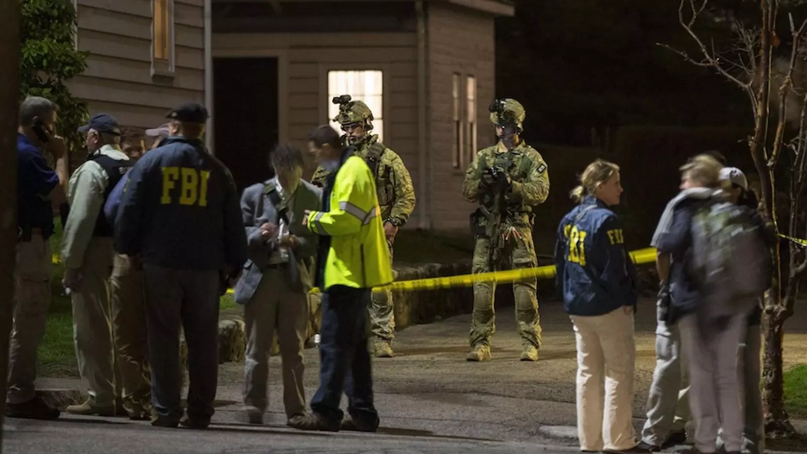 Agents i policies de l'FBI prop del lloc on han capturat el sospitós dels atemptats de Boston / EFE