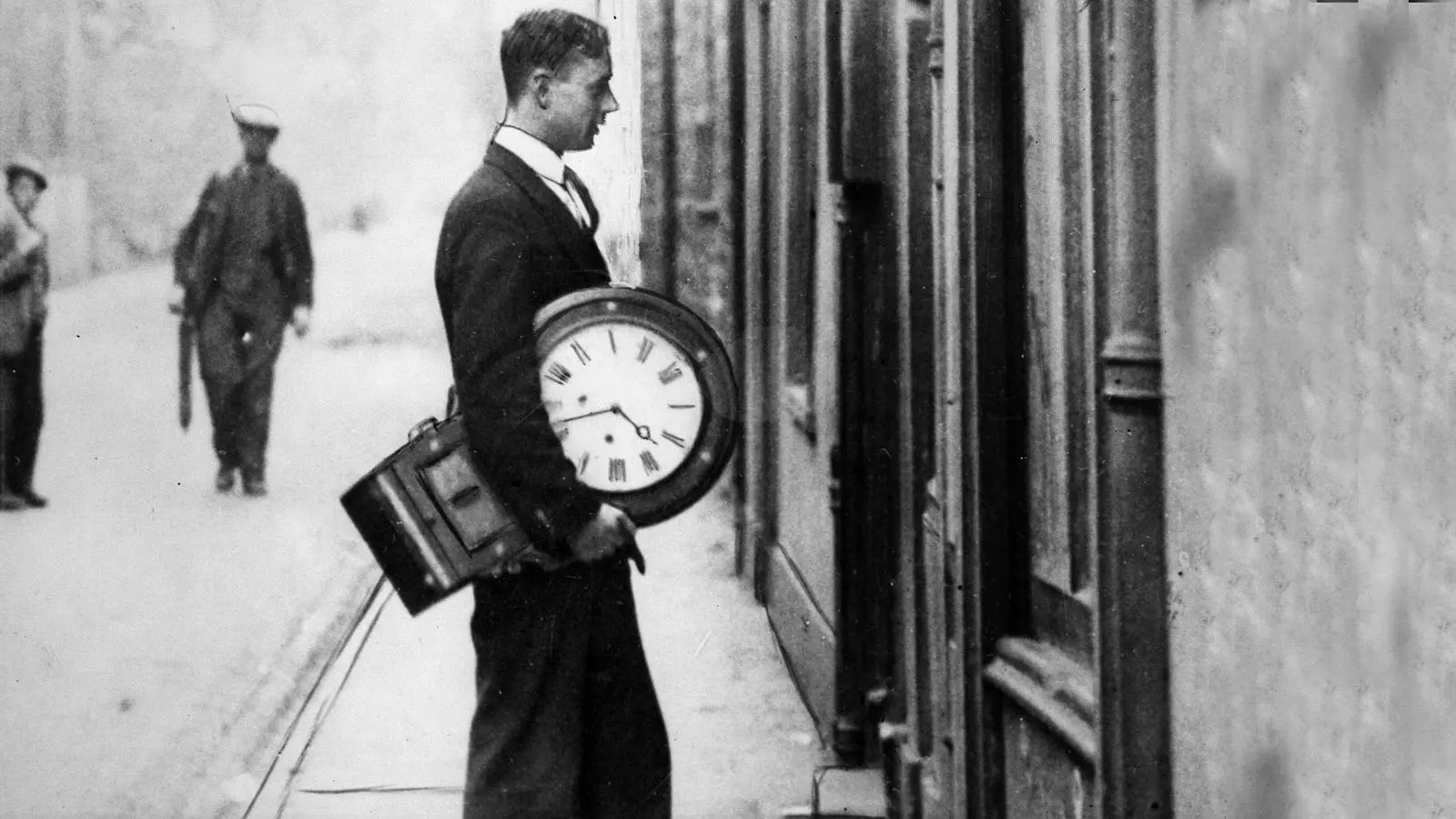 Un hombre carga un reloj.
