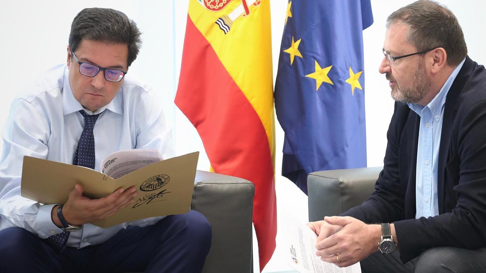 El ministro para la Transformación Digital y de la Función Pública, Óscar López, y el presidente de la OCB, Antoni Llabrés.