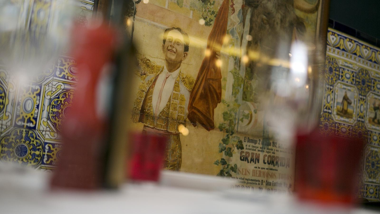 La sala del Casa Leopoldo con las famosas baldosas de toreros.
