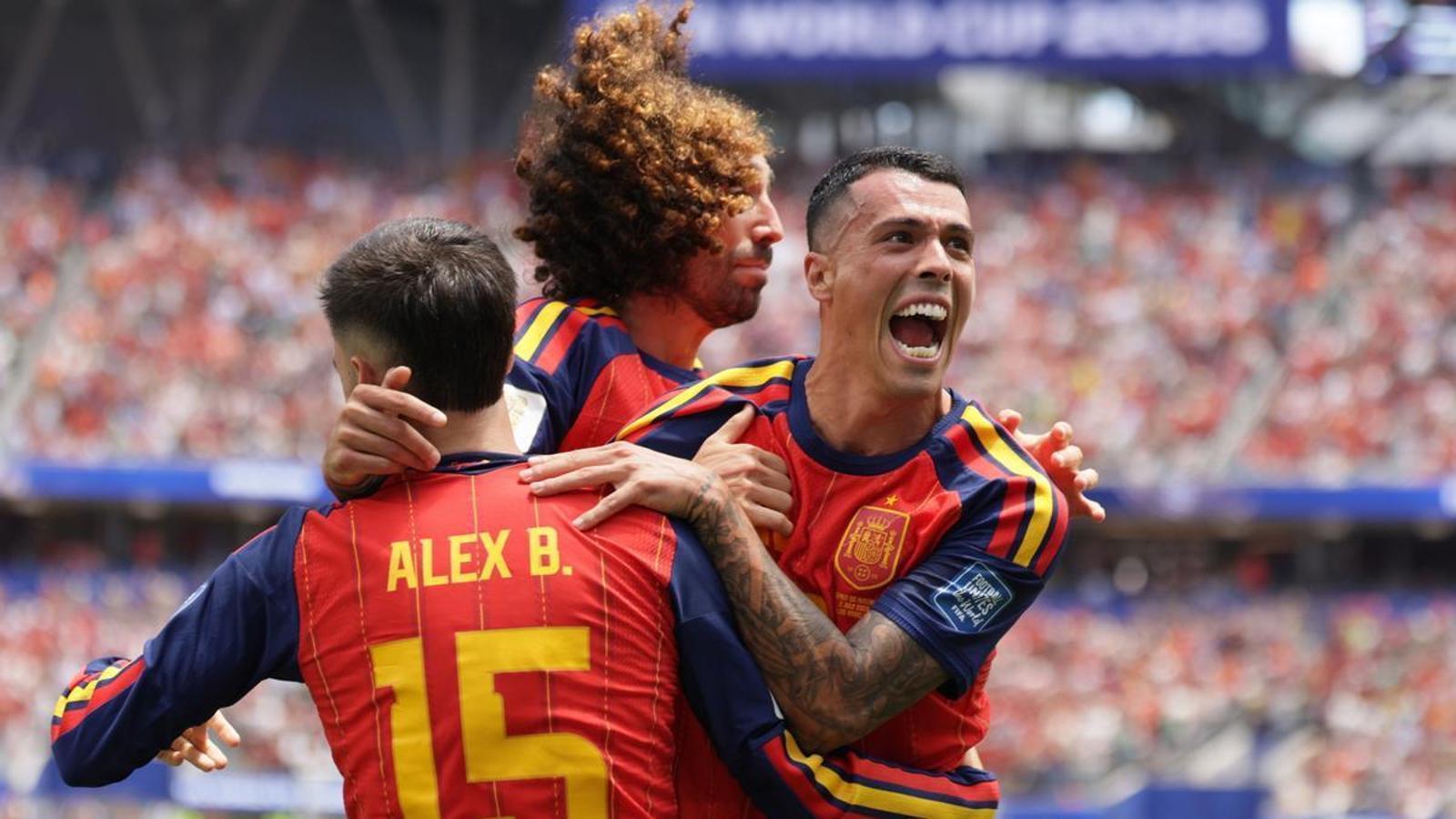 The Spaniard Pedro Porro (right) celebrates with his teammates after scoring the 2-0 goal during the FIFA World Cup 2026 round of 32 match between Spain and Austria, in Los Angeles (USA), on July 2, 2026.