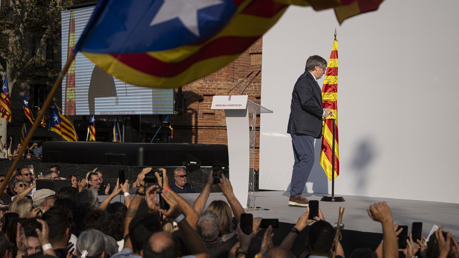 Puigdemont after his speech at the Arc de Triomf.