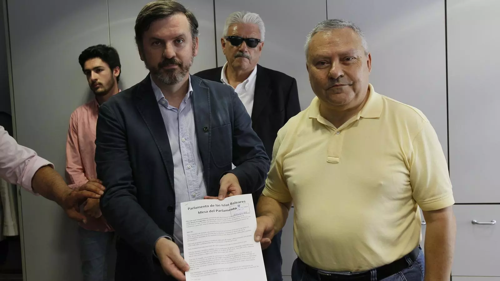 Els presidents d'Hazte Oir, Ignacio Arsuaga, i Valores en Baleares, Juan José Tenorio, aquest divendres, al registre del Parlament.