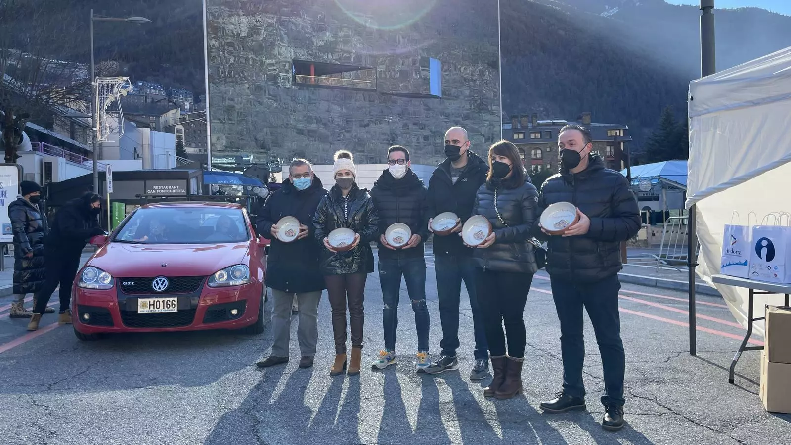 Les autoritats amb els plats d'aquesta edició de l'escudella de Sant Antoni.