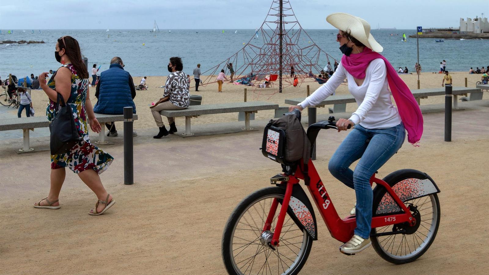 Various people strolling around Barceloneta