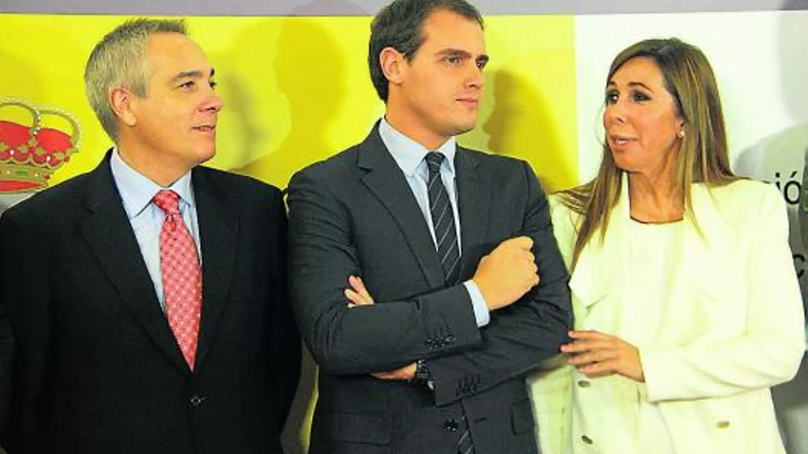 Navarro va fer-se la primera foto del front antisobiranista, amb Rivera i Camacho.