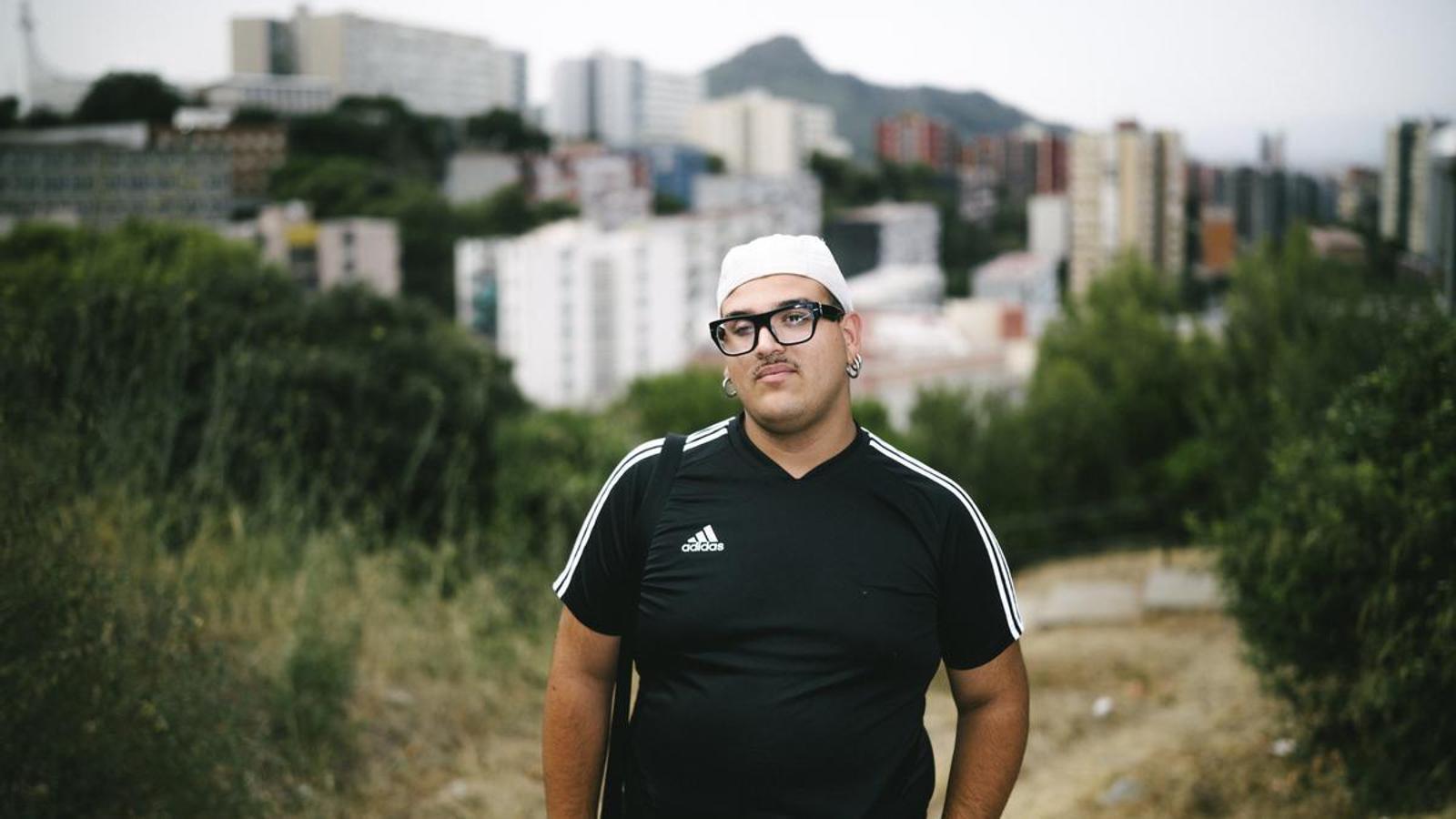 The content creator Joel León in Torre Baró, one afternoon this summer.