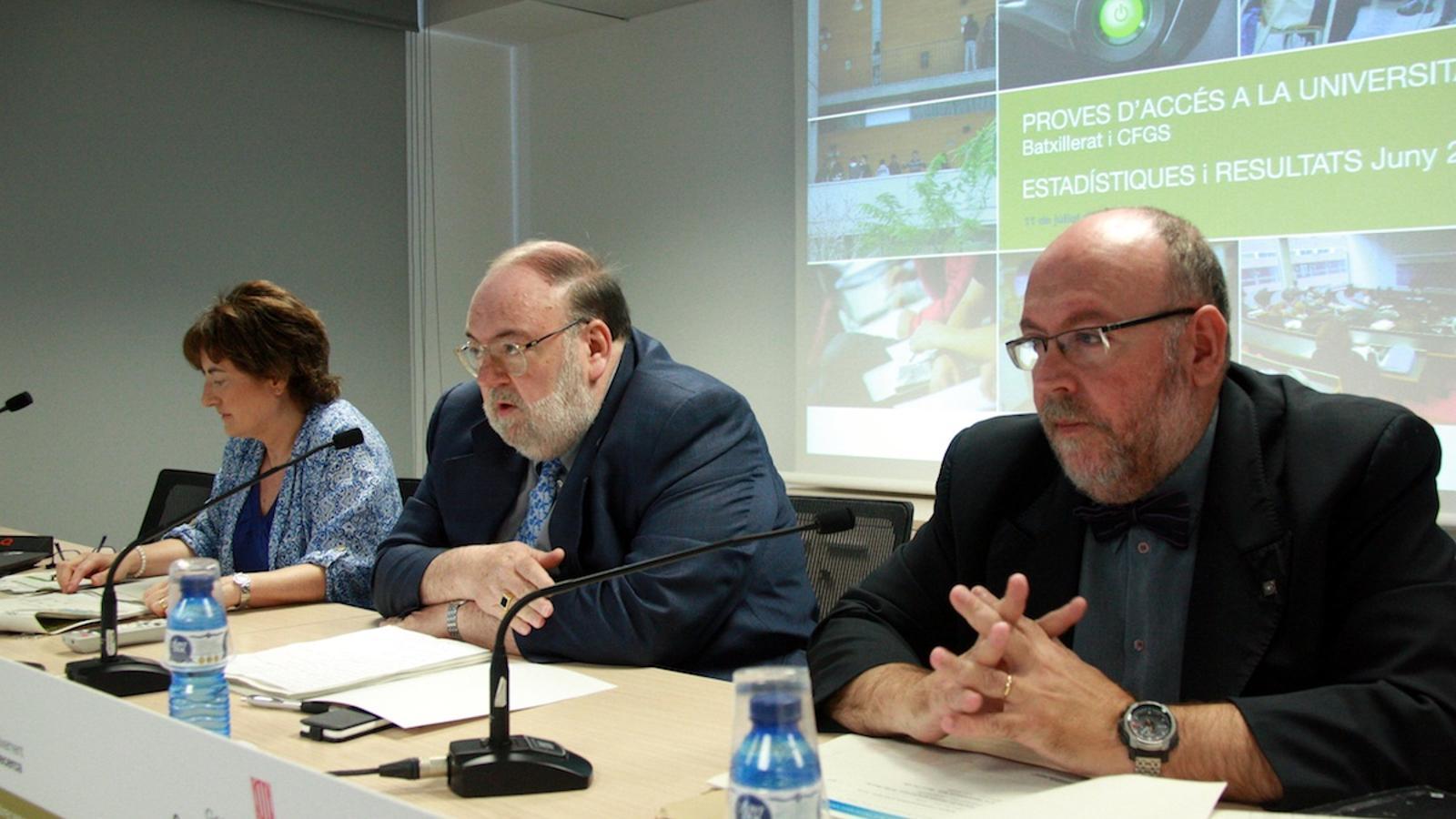 El secretari general del Consell Interuniversitari de Catalunya, Claudi Alsina, la coordinadora de les Proves d'Accés a la Universitat a Catalunya, Pilar Gómez, i el cap de l'Oficina d'Accés a la Universitat, Jesús Maria Prujà / ACN