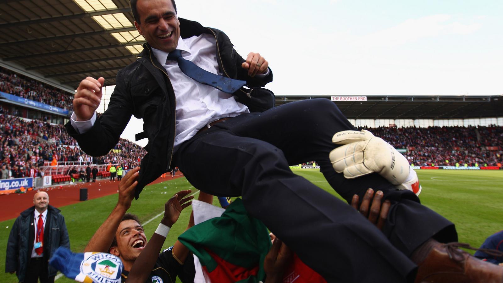 Els jugadors del Wigan celebrant la salvació del club mantejant el seu tècnic, Robert Martínez.
