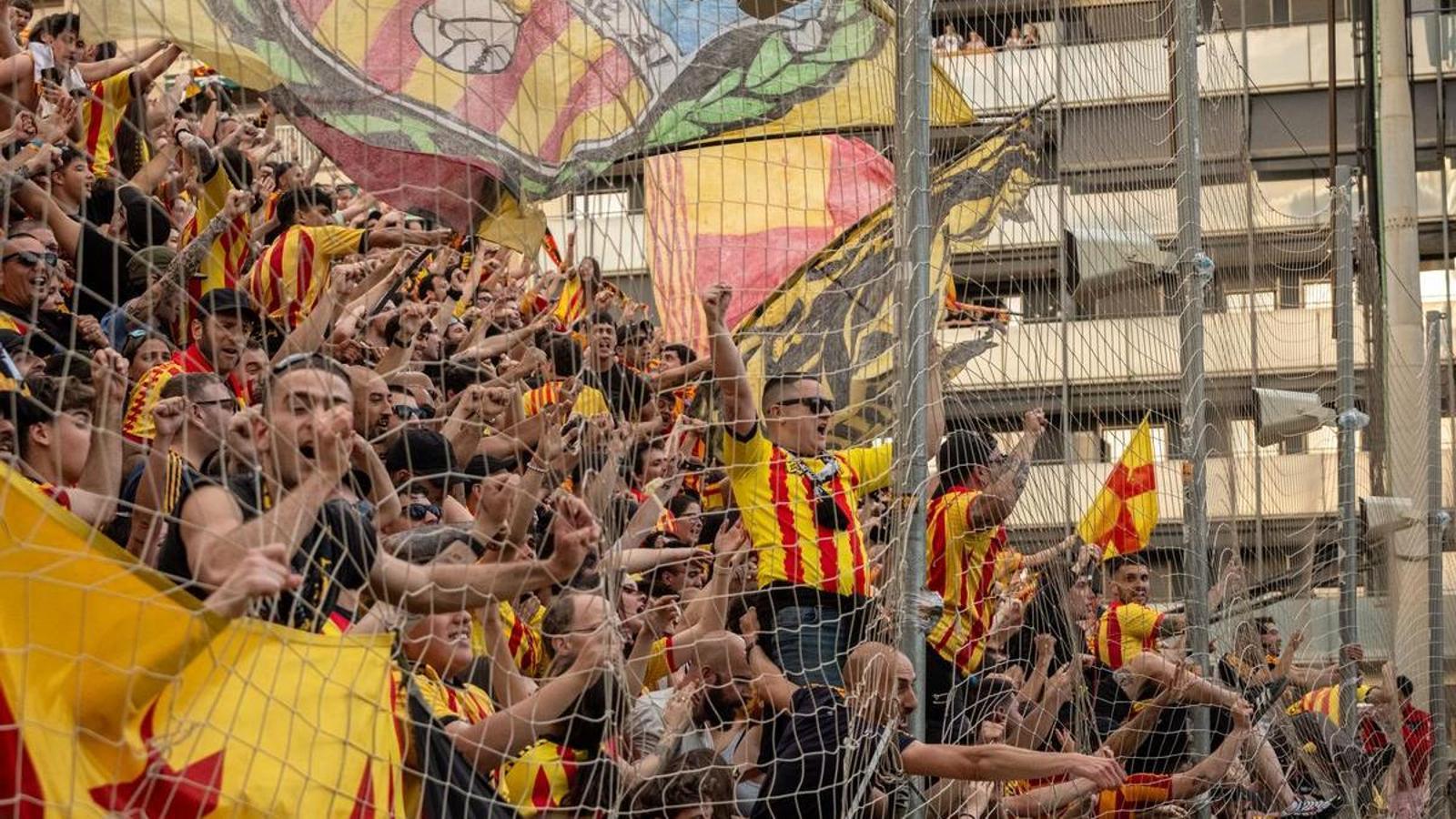Aficionados del Sant Andreu celebrando el ascenso