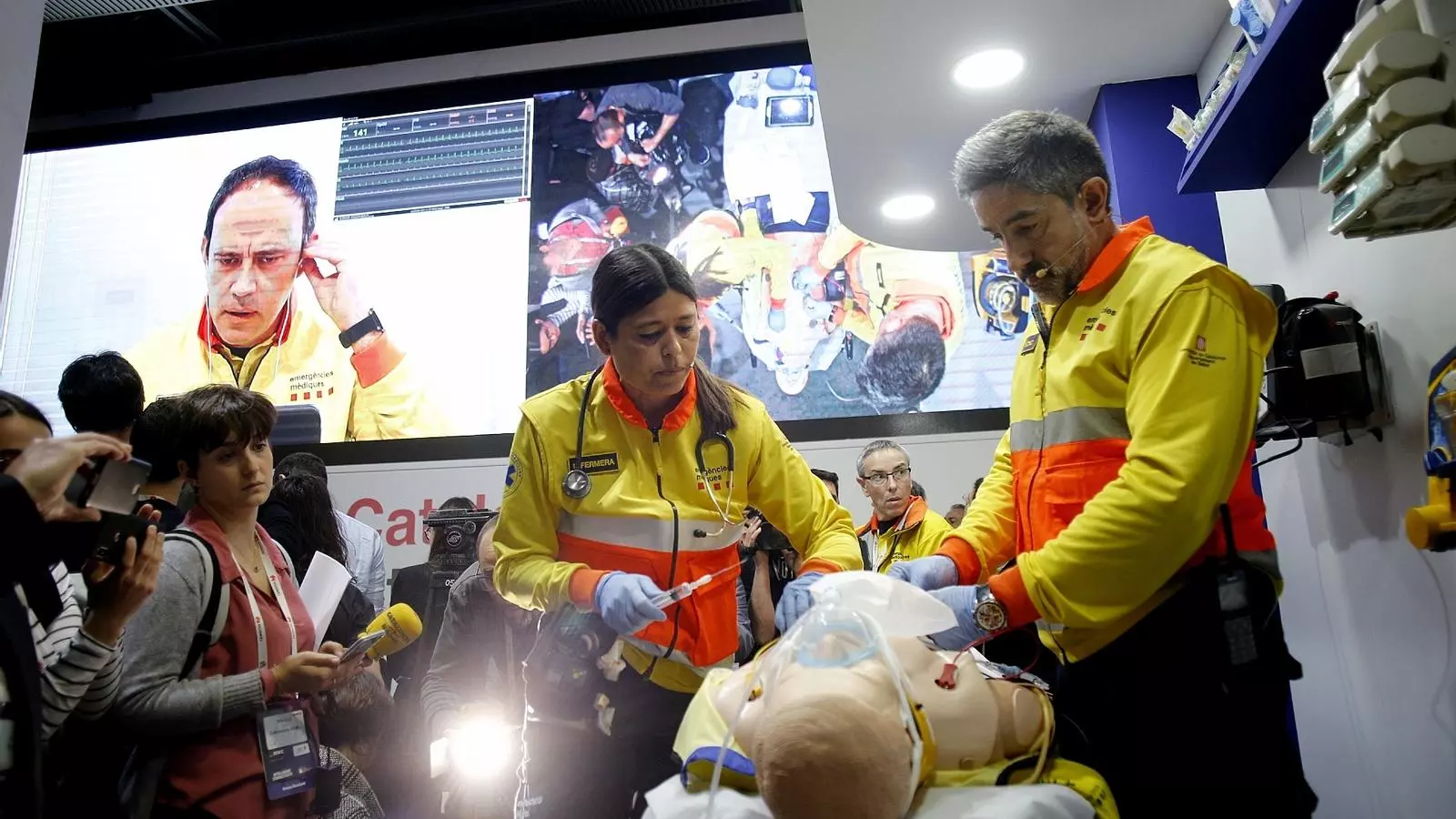 Un equip del SEM ha escenificat el funcionament de l'ambulància 5G.