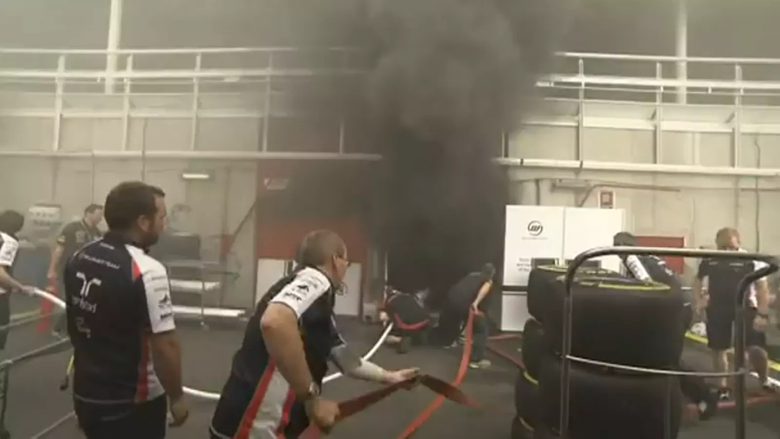 Incendi al box de Williams a Montmeló