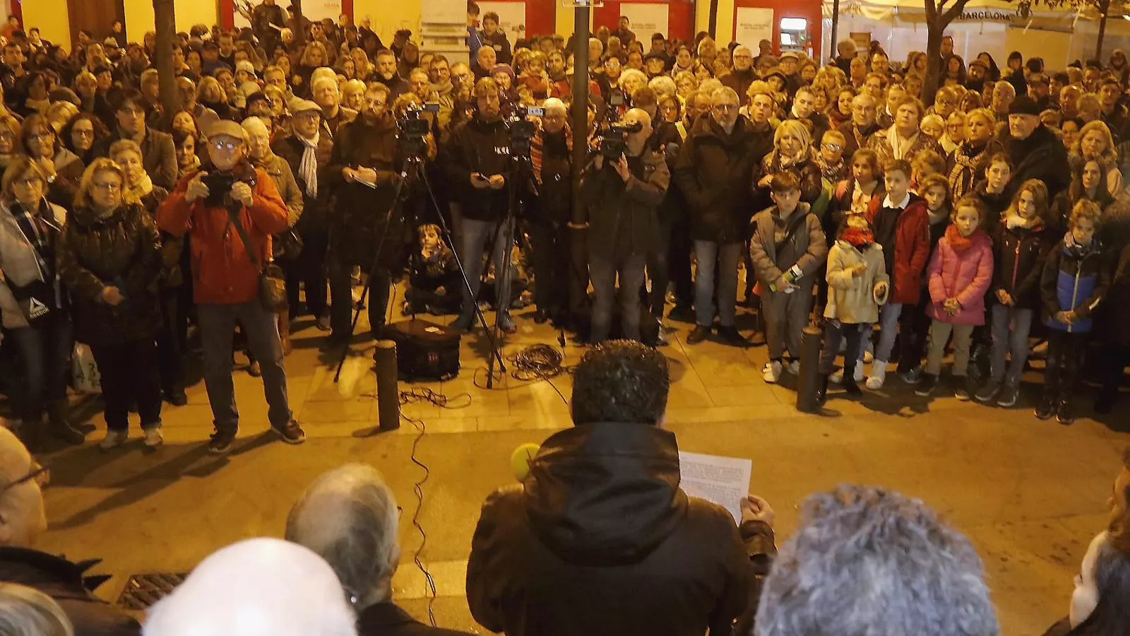 Unes 300 persones es van concentrar ahir a Pineda com a mostra d’“impotència i dolor” pel cas.