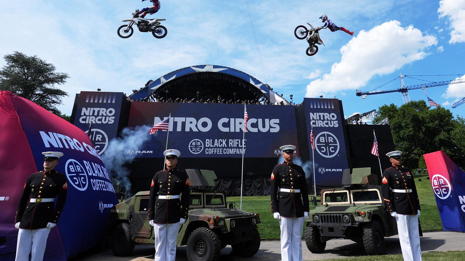 Atletas de automovilismo y acróbatas hacen saltos en moto antes de los combates del UFC Freedom 250 en la Casa Blanca, coincidiendo con el 80º aniversario de Donald Trump.