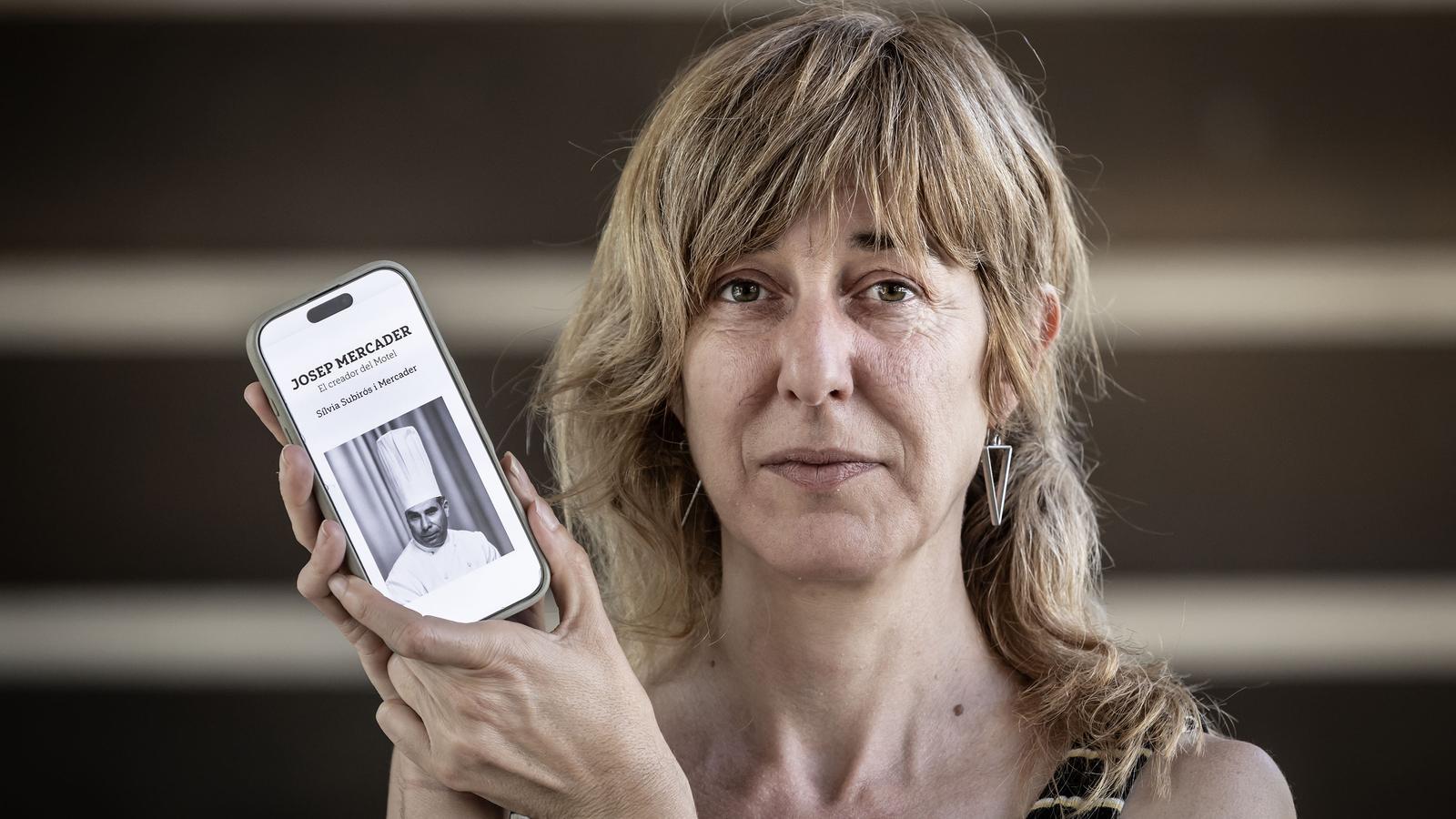 Filmmaker Sílvia Subirós Mercader with the cover of the biography she has written about her grandfather, Josep Mercader