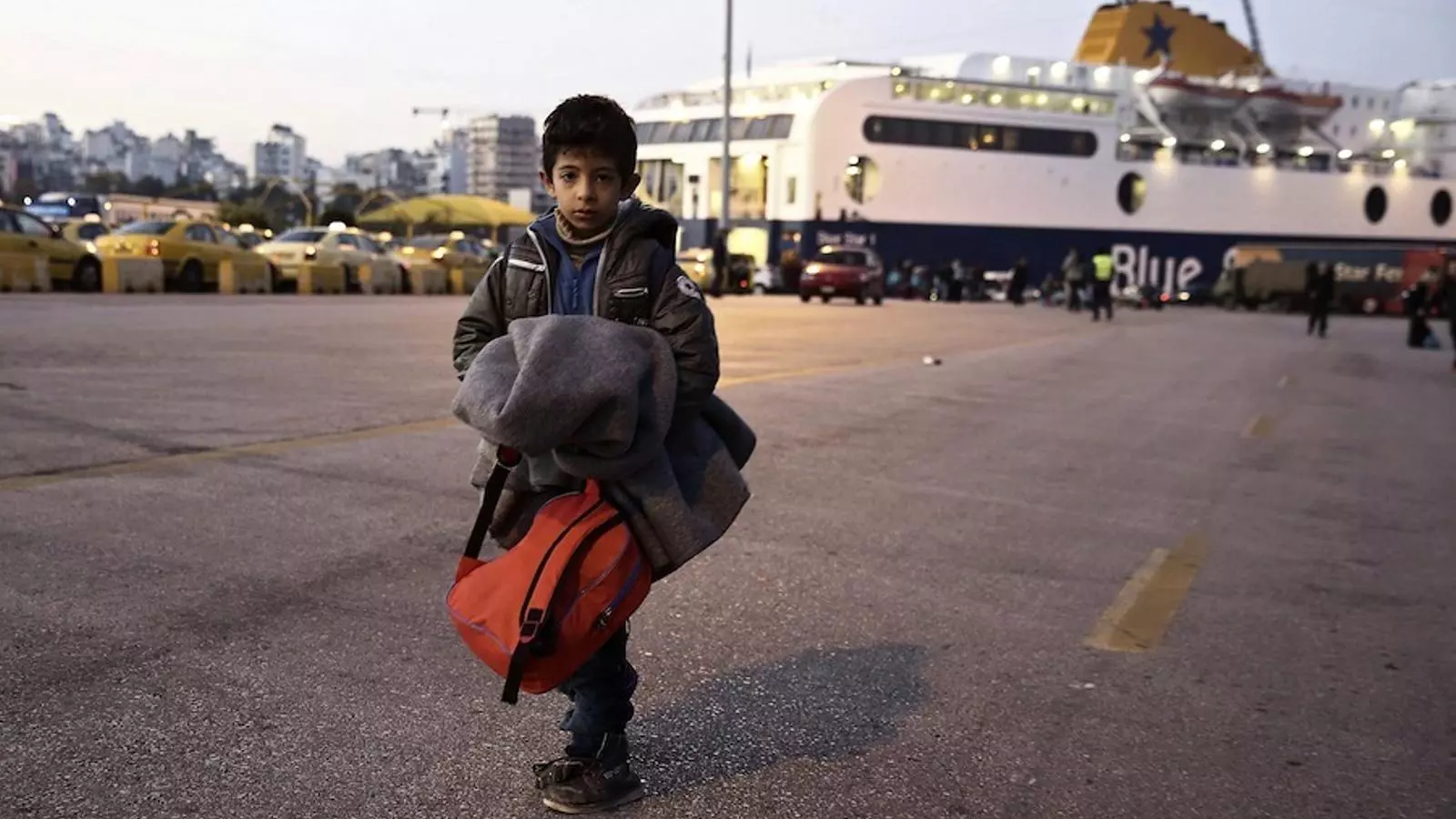 Un nano refugiat al port del Pireu.