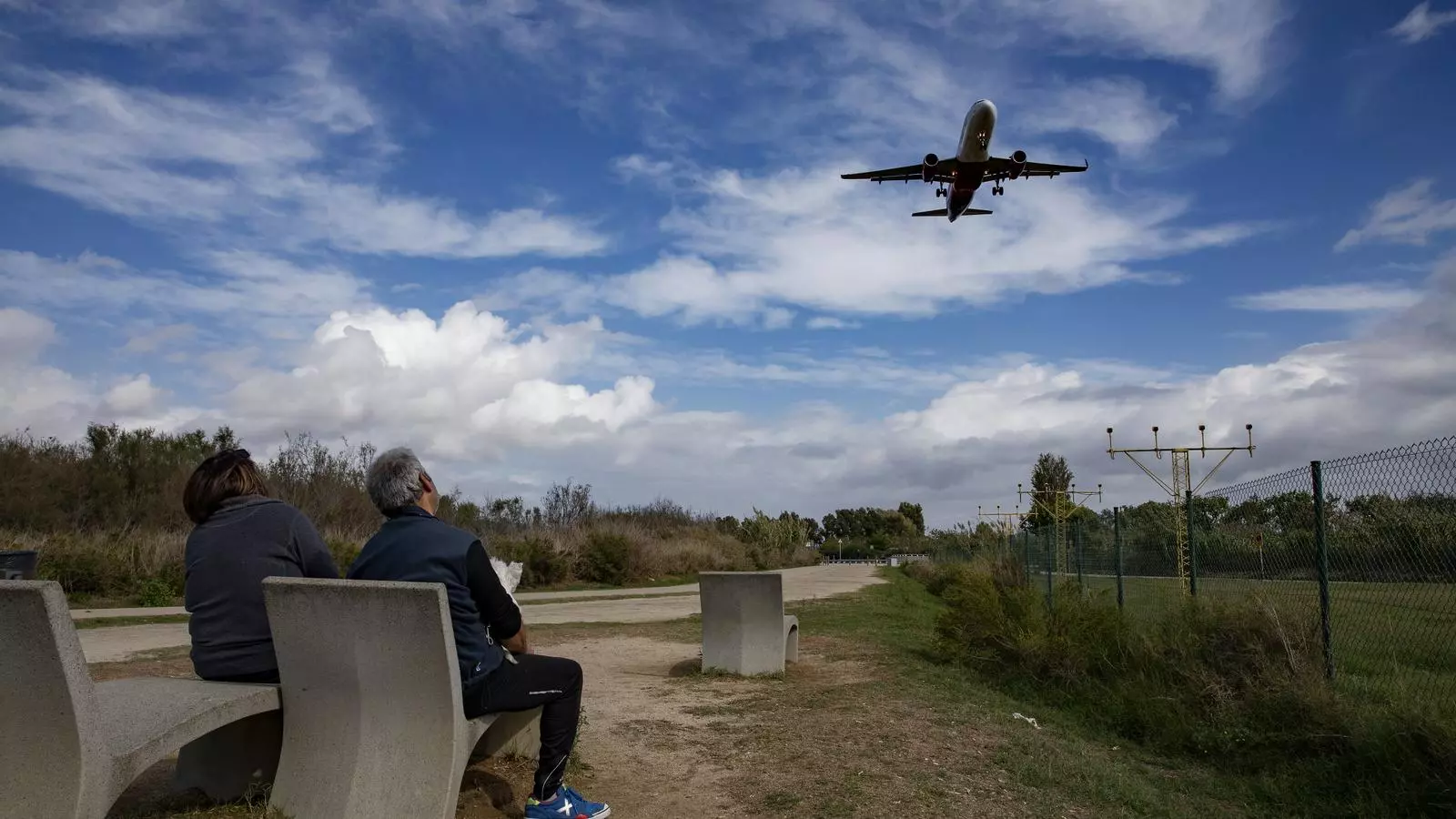 Un avió acostant-se a l'Aeroport del Prat per aterrar-hi.