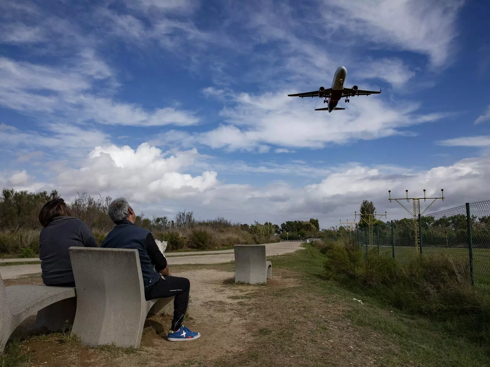 Un avió acostant-se a l'Aeroport del Prat per aterrar-hi.