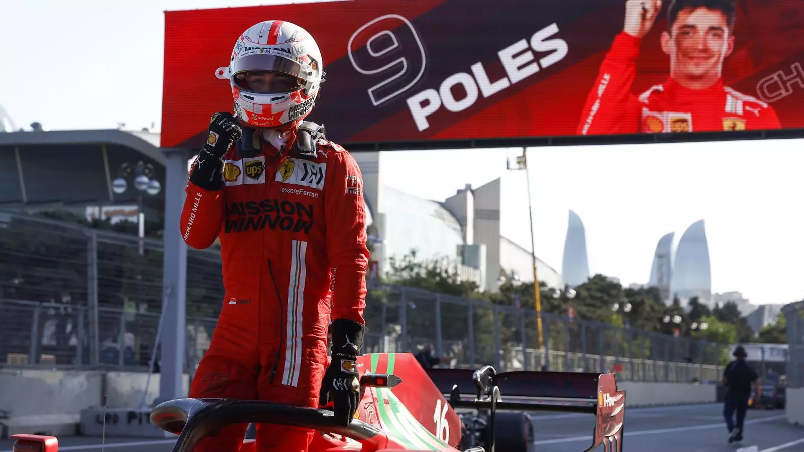 Charles Leclerc celebran la pole a Bakú