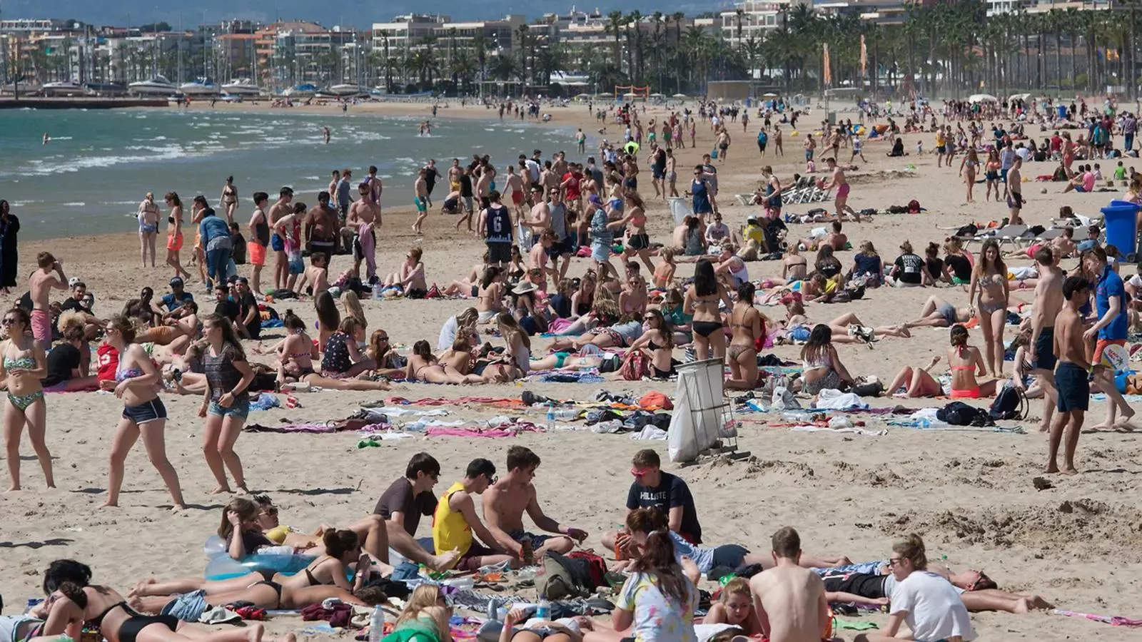Ambient abans de Dijous Sant a la platja de Salou, on les bones temperatures van fer créixer l’ocupació.