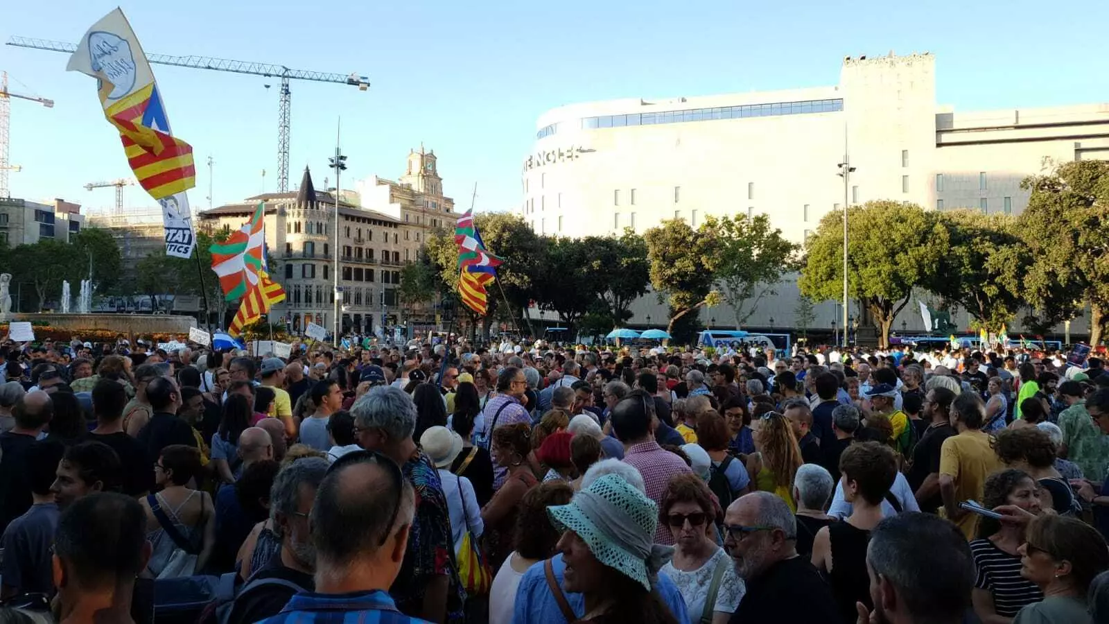 Manifestants a plaça Catalunya protesten amb motiu dels 1.000 dies a la presó dels joves d'Altsasu / ARA