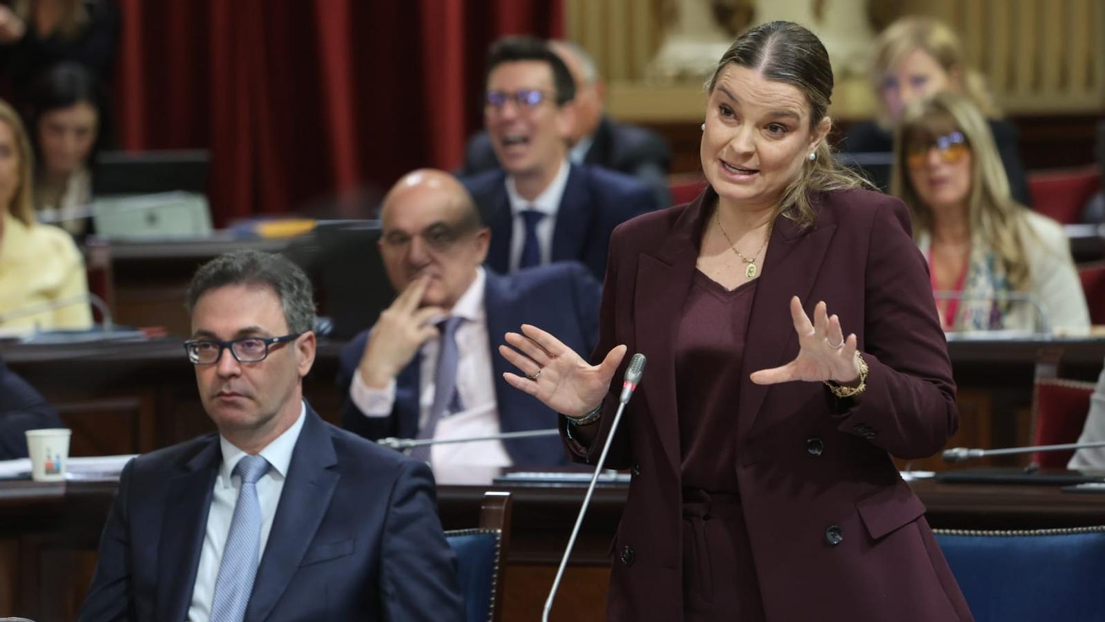 El vicepresidente Antoni Costa y la presidenta Marga Prohens, esta mañana en el Parlamento