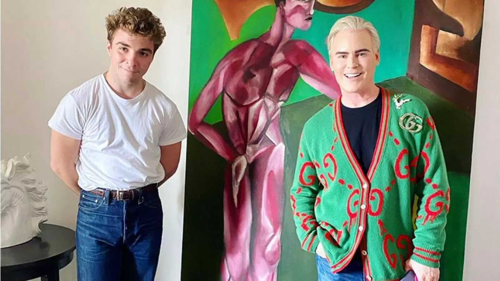 Rocco Ritchie, a l'esquerra (amb samarreta blanca i texans, s'obre camí com artista sota el pseudònim Rhed