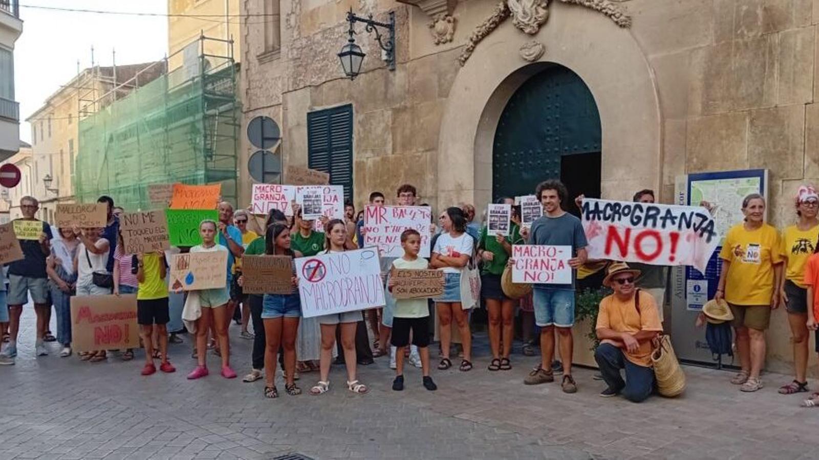 Protesta contra la macrogranja en Manacor.