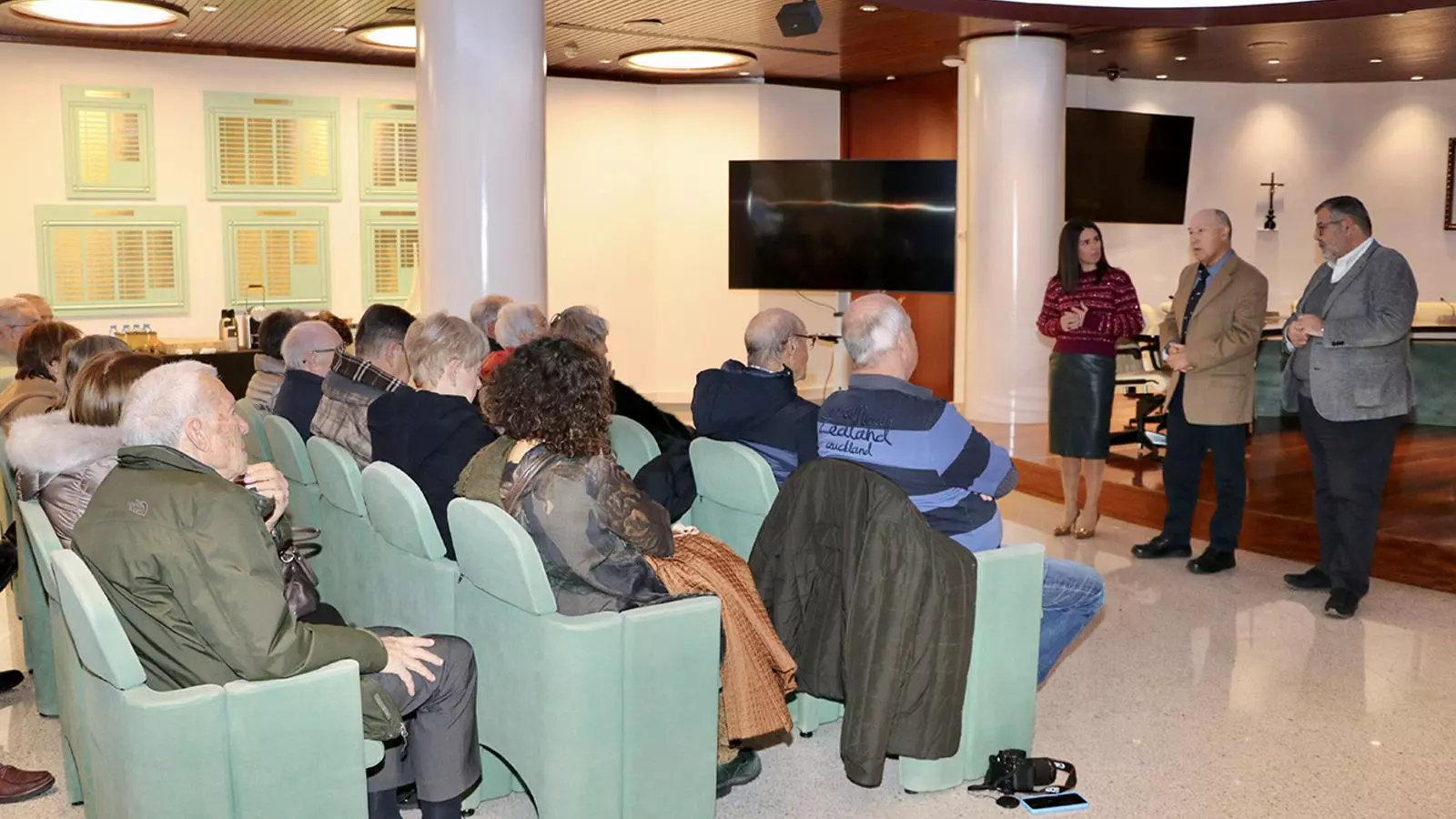 Un moment de la visita dels membres de l’Associació de l’ordre de les palmes acadèmiques d’Andorra a Encamp.