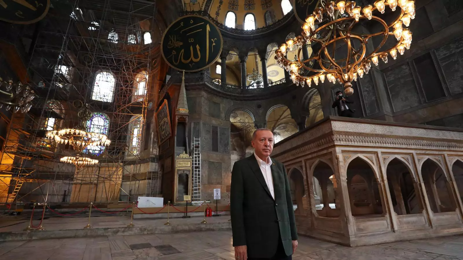 Erdogan posant al mig de Santa Sofia d'Istanbul, convertida per llei en una mesquita
