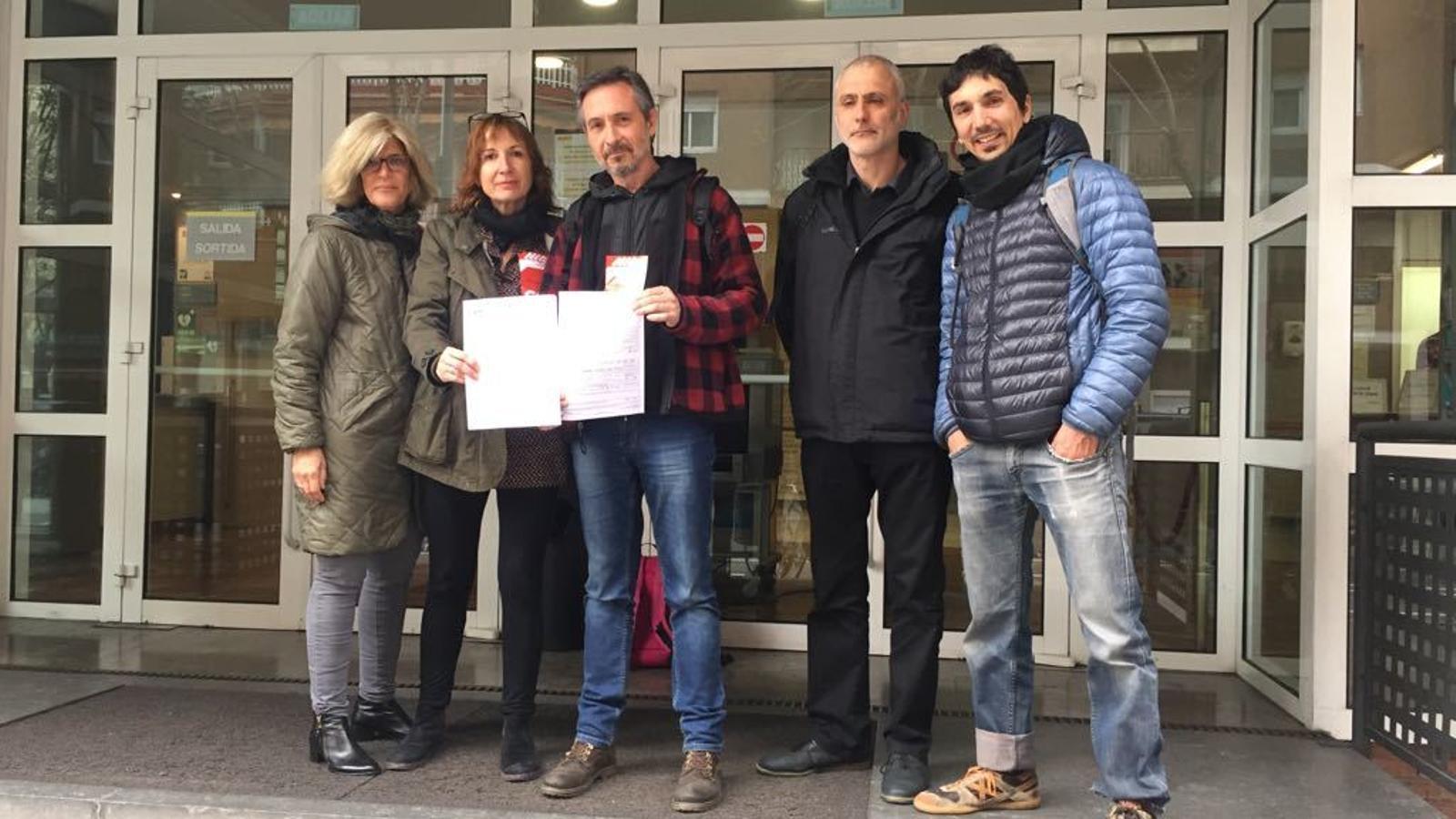 Membres de CGT ensenyament a la sortida de les oficines de Inspecció de Treball de Catalunya / CGT