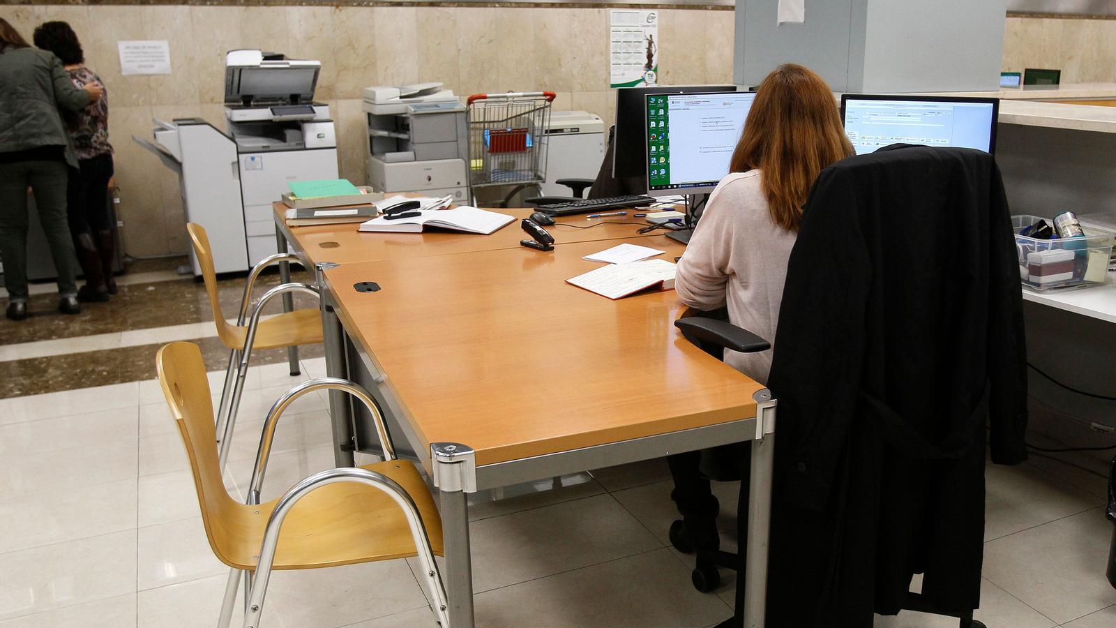 Una funcionària de l'administració.
