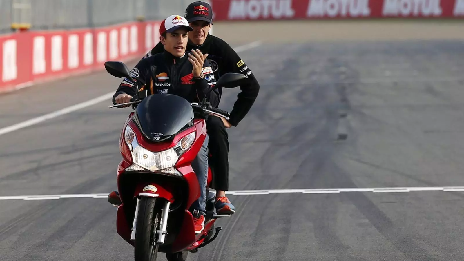 Marc Márquez, pilot de MotoGP, amb el seu germà, Àlex, al circuit de Motegi / TORU HANAI / REUTERS