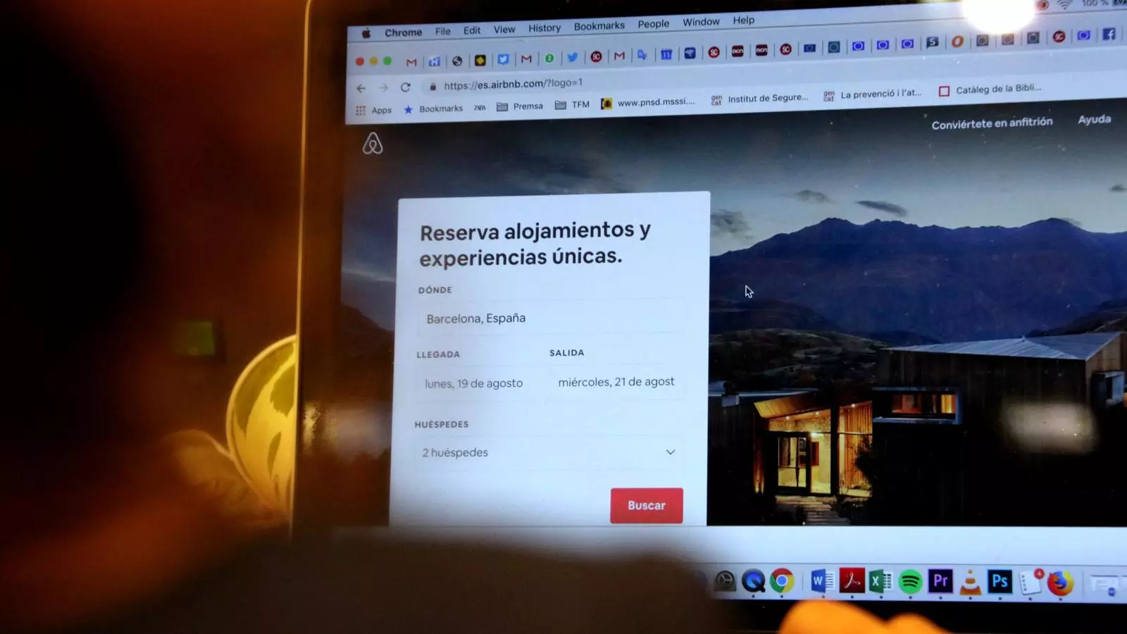 Pla curt en què es veu com un usuari consulta la pàgina web d'Airbnb.