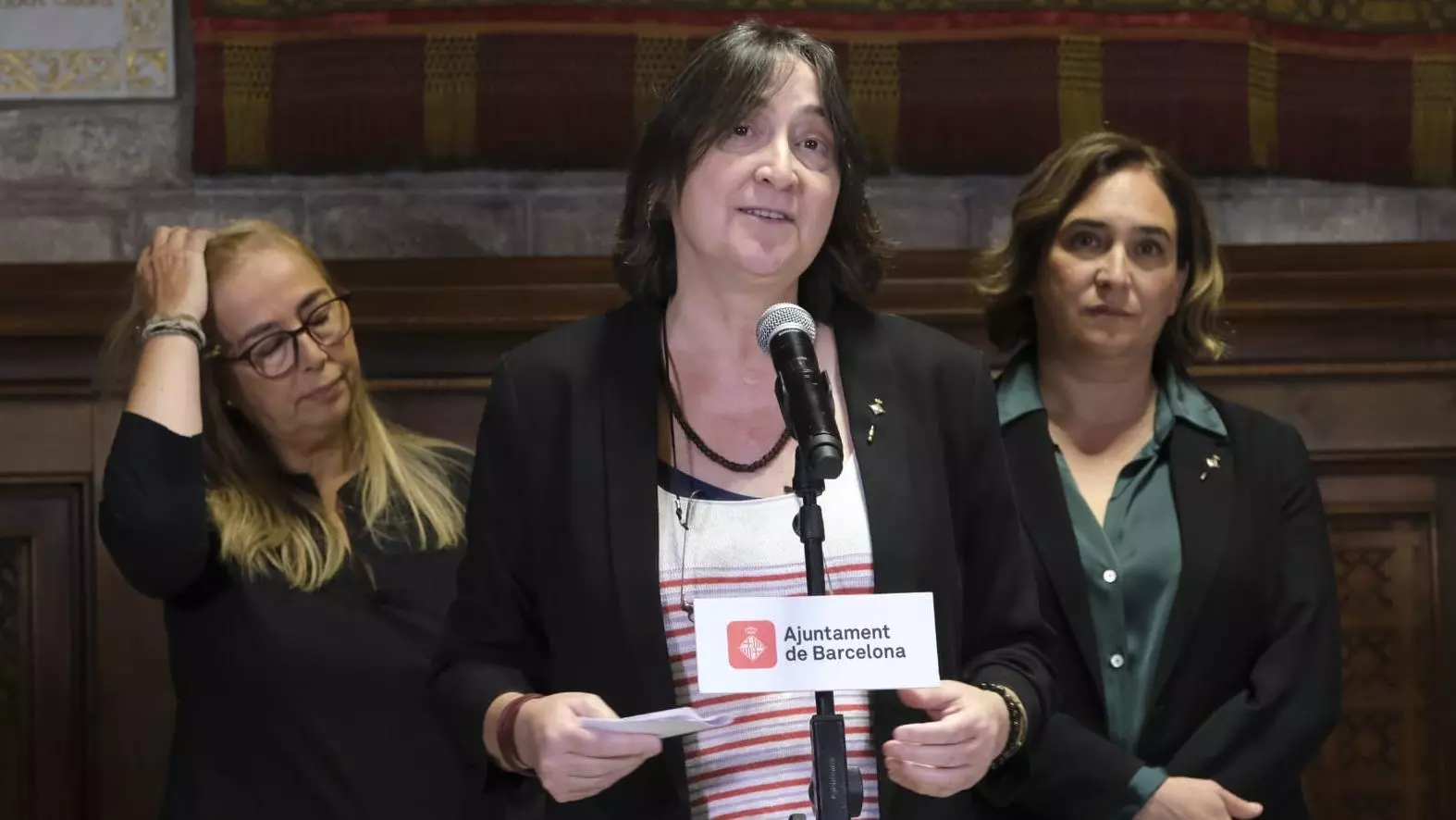 Un moment de la intervenció d'Itziar González al Saló de Cent, abans de l'inici del ple
