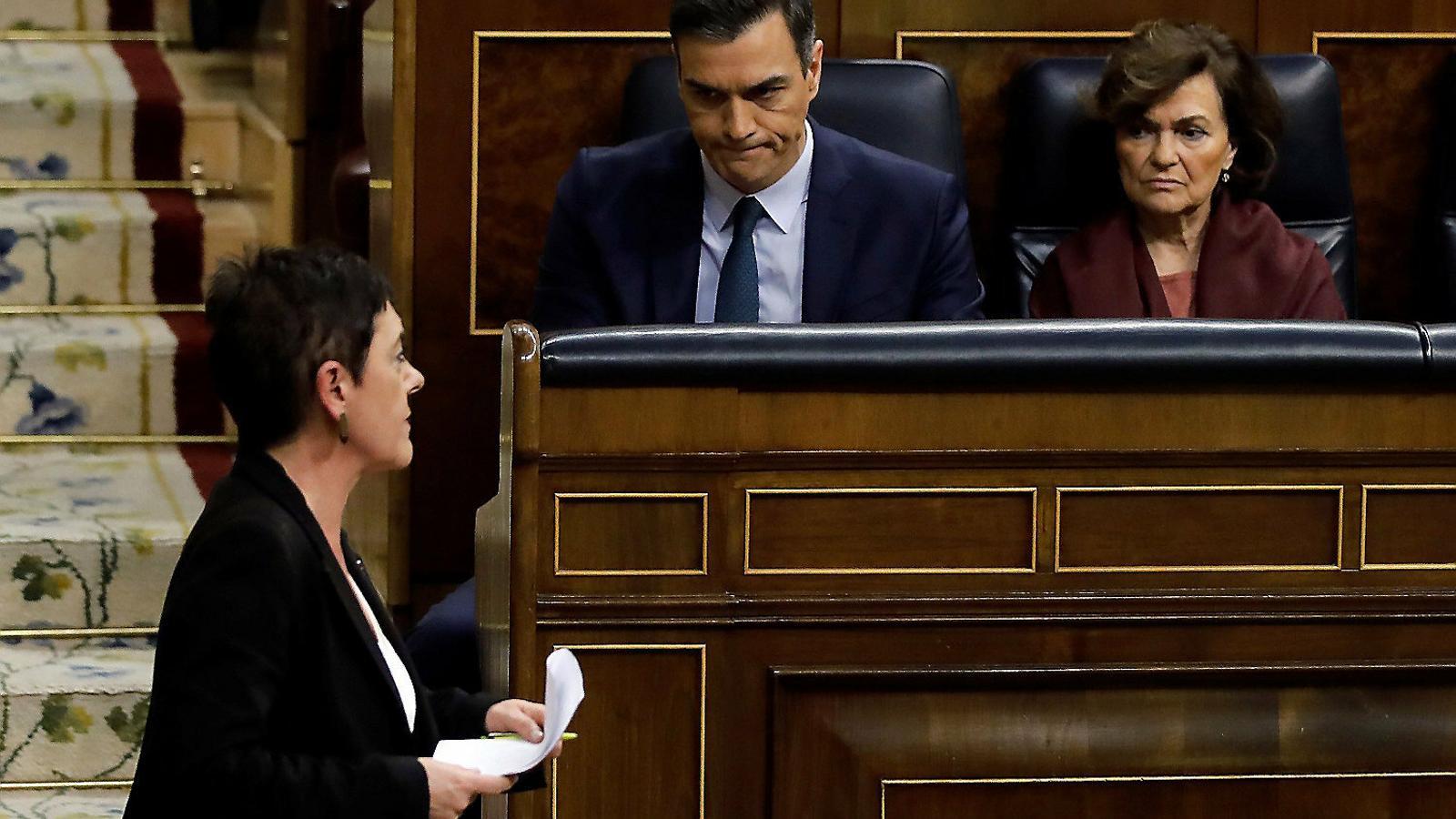 La portaveu d’EH Bildu al Congrés, Mertxe Aizpurua, i el president espanyol, Pedro Sánchez, mirant-se en una imatge d’arxiu.