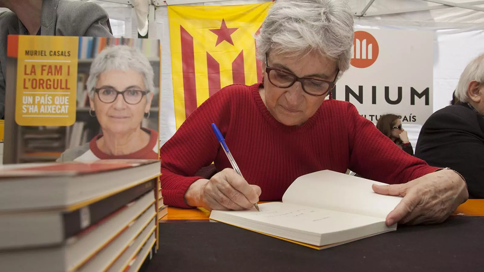 Muriel a l'estant d'Òmnium per Sant Jordi. Diari ARA/Manolo Garcia
